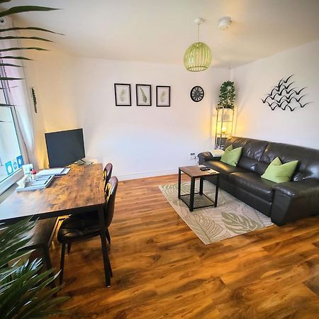 Vale View Apartment, Prestatyn, North Wales - A Stylish, Dog-Friendly Holiday Let Just A 5 Min Walk To Beach & Town! ภายนอก รูปภาพ