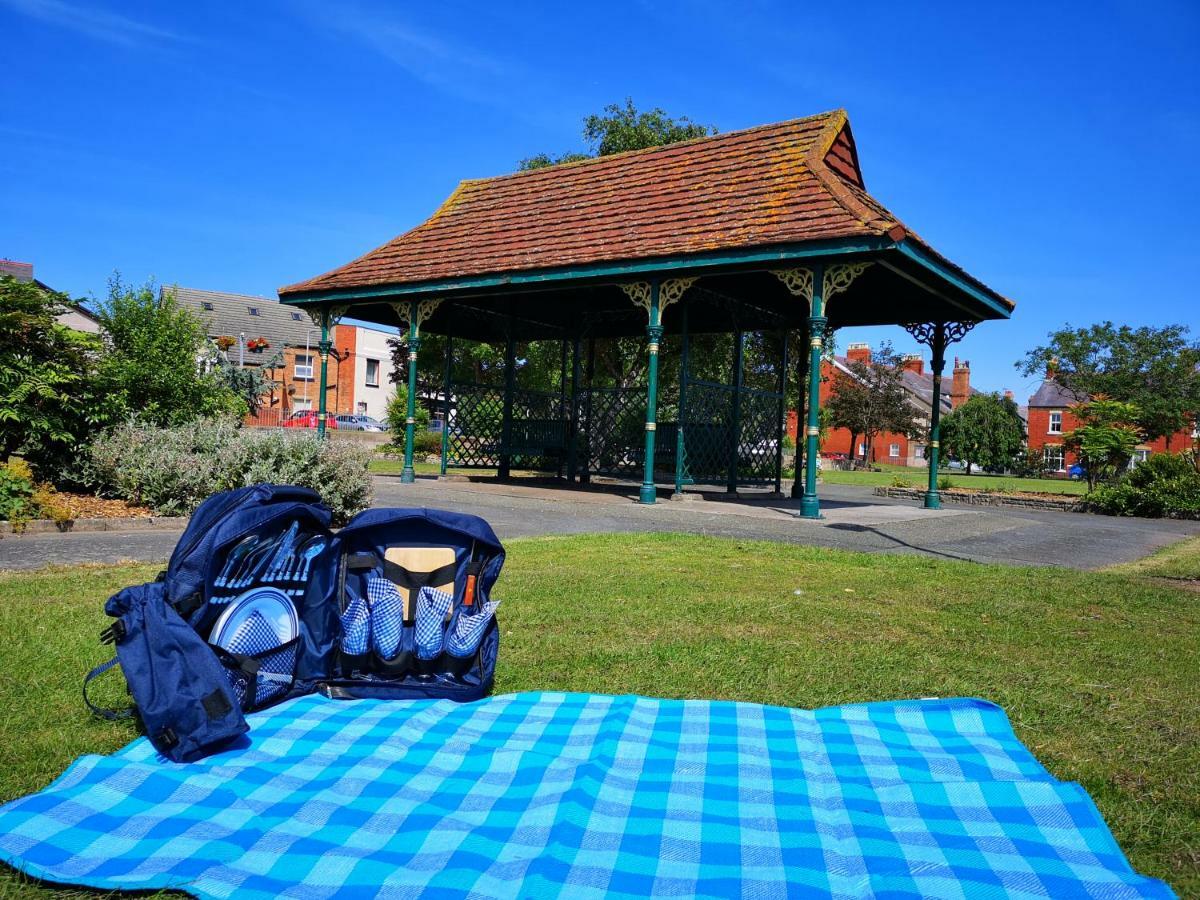 Vale View Apartment, Prestatyn, North Wales - A Stylish, Dog-Friendly Holiday Let Just A 5 Min Walk To Beach & Town! ภายนอก รูปภาพ